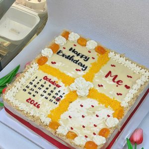 Bánh bông lan trứng muối chia 4 ô xếp lịch