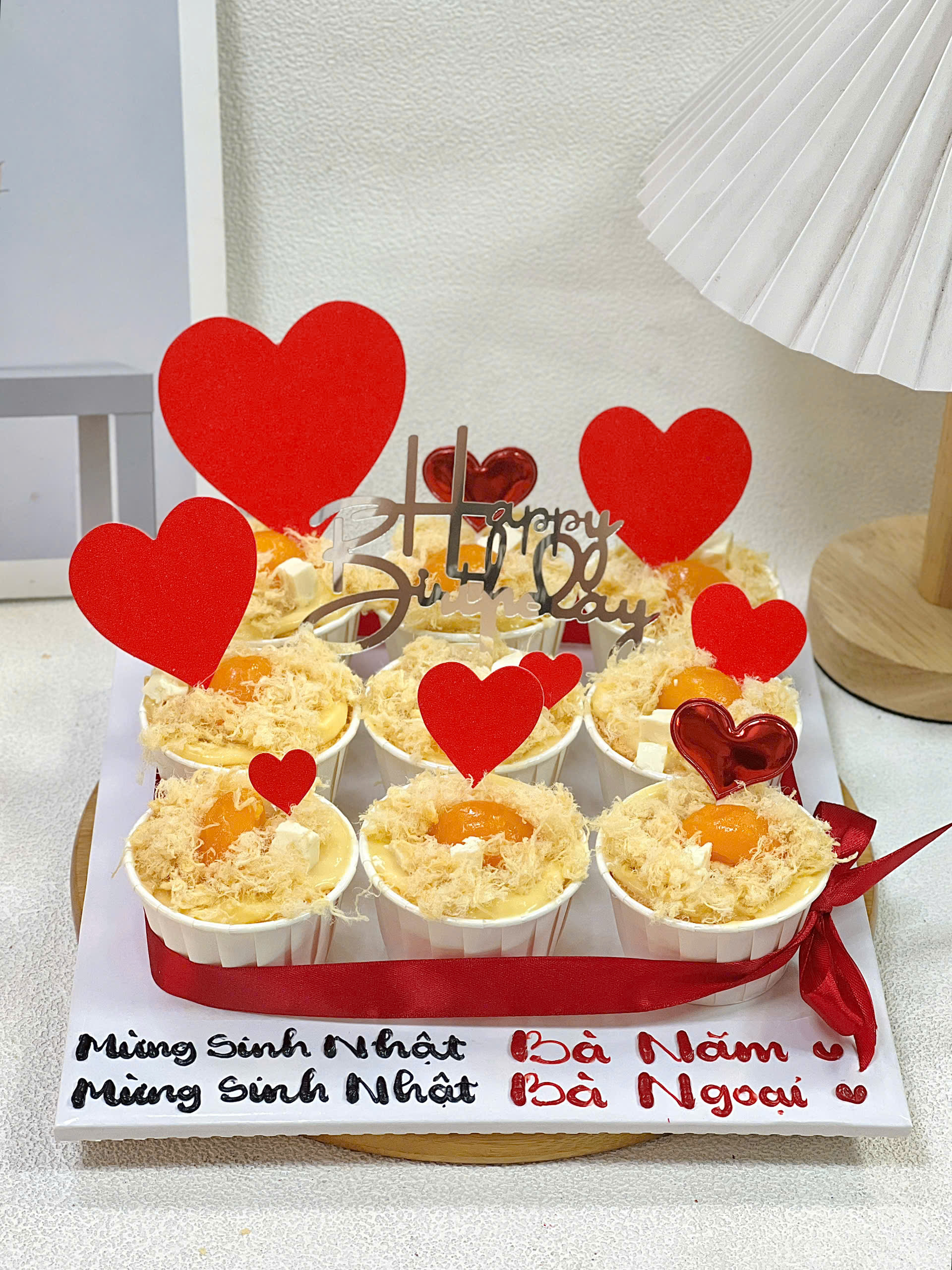 Cupcake trứng muối trang trí tone đỏ
