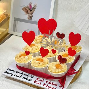 Alternative view of Cupcake trứng muối trang trí tone đỏ