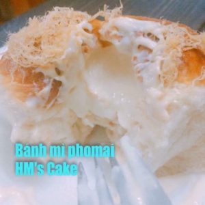 Bánh mỳ sốt phomai tan chảy.