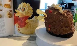 Bắt chước tạp chí làm bánh vịt mừng sinh nhật con gái, người mẹ phát hoảng với thành phẩm gây ám ảnh.