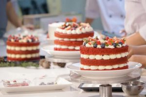 Trang trí bánh kem đẹp không cần chà láng