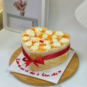 Alternative view of Bánh bông lan trứng muối trái tim sinh nhật 18cm
