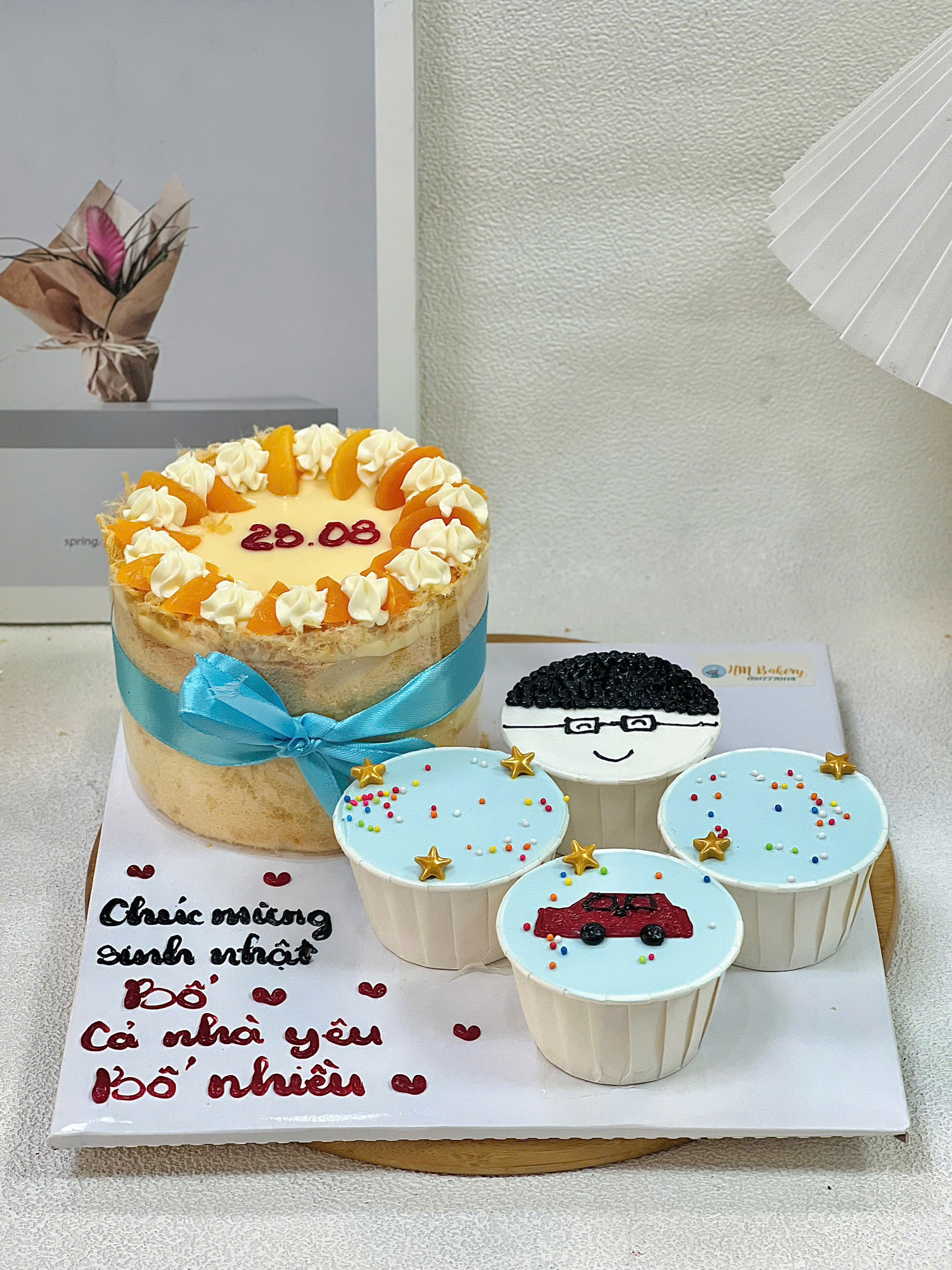 Bông lan trứng muối 12cm + 4 cupcake kem - Ảnh 2