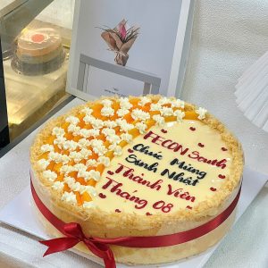 Bánh bông lan trứng muối xếp 1 bên