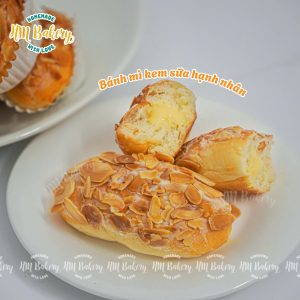 Bánh mì kem sữa hạnh nhân